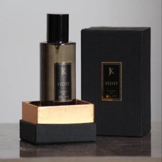 عطر VELVET ( عود - عنبر - زعفران - جوز الهند )