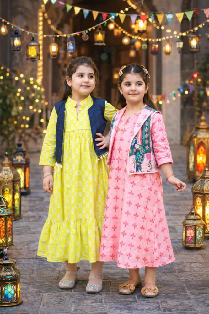 طرق تنسيق جاكيتات مع فساتين الأطفال في رمضان