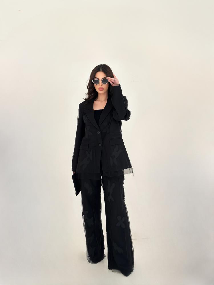 بدلة سهرة بقصة واسعة مطرزة باللون الأسود