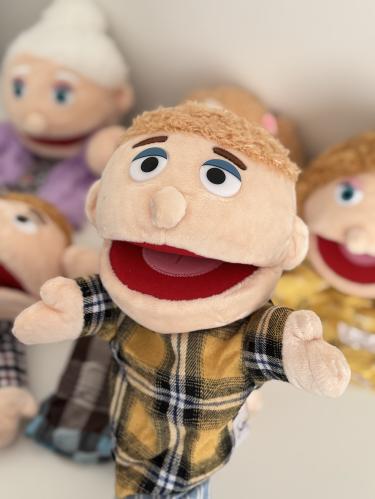 دمية يد الطفل غسان