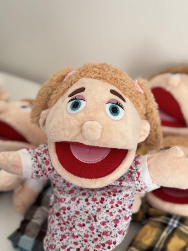 دمية يد الطفلة بسمة