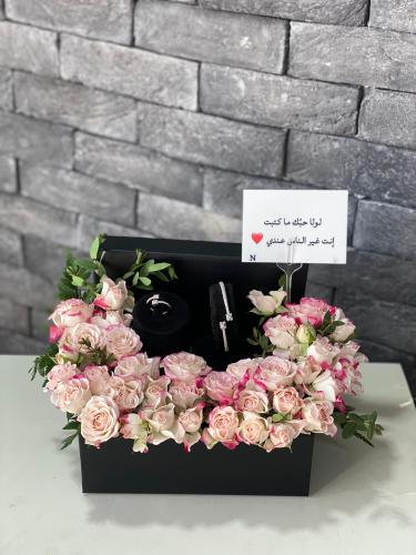 تنسيق ورد طبيعي جذاب مع طقم نسائي مميز يتكون من (...