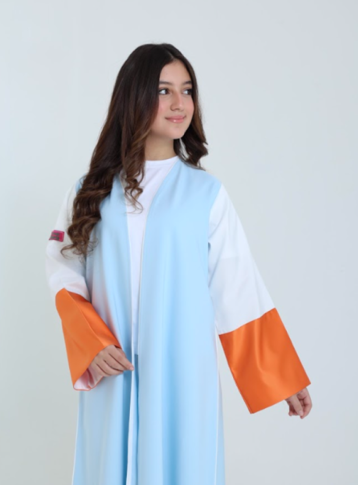 كيف تنسقين عباية بيبي بلو بأطراف أورنج لمظهر عصري ومبهج – Saudi Girls