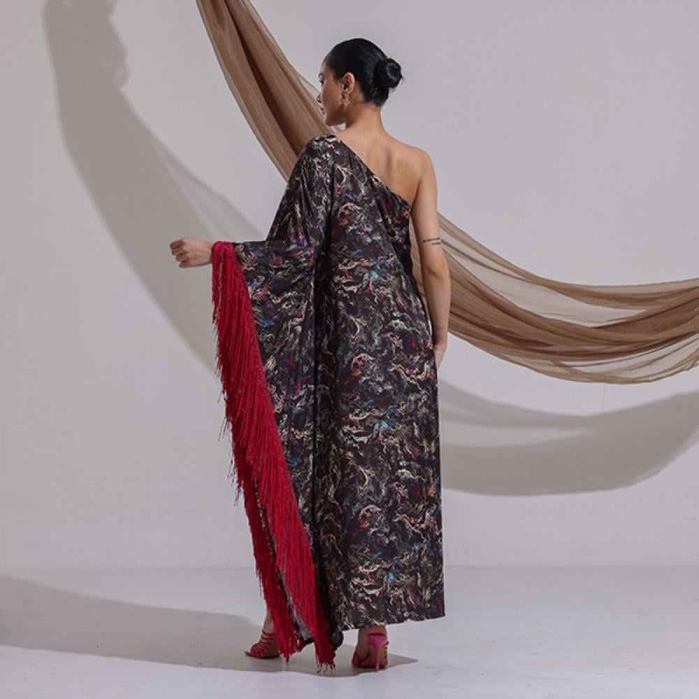 فستان سحر الليل: أناقة غير تقليدية بلمسات شرقية