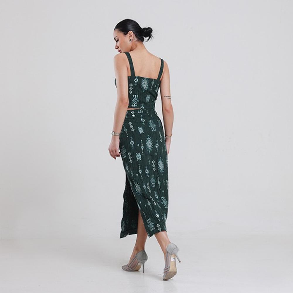 طقم السهرة المتلألئ: رحلة عبر لحظات الفرح