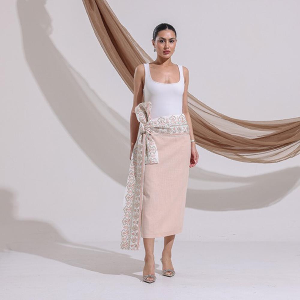 تنورة اللينن المطرزة: أناقة فاخرة لمناسباتك الخاصة