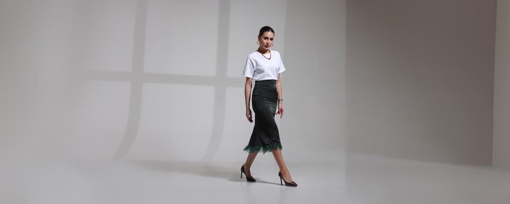 تنورة الريش الأخضر: تجسيد الجرأة والإبداع