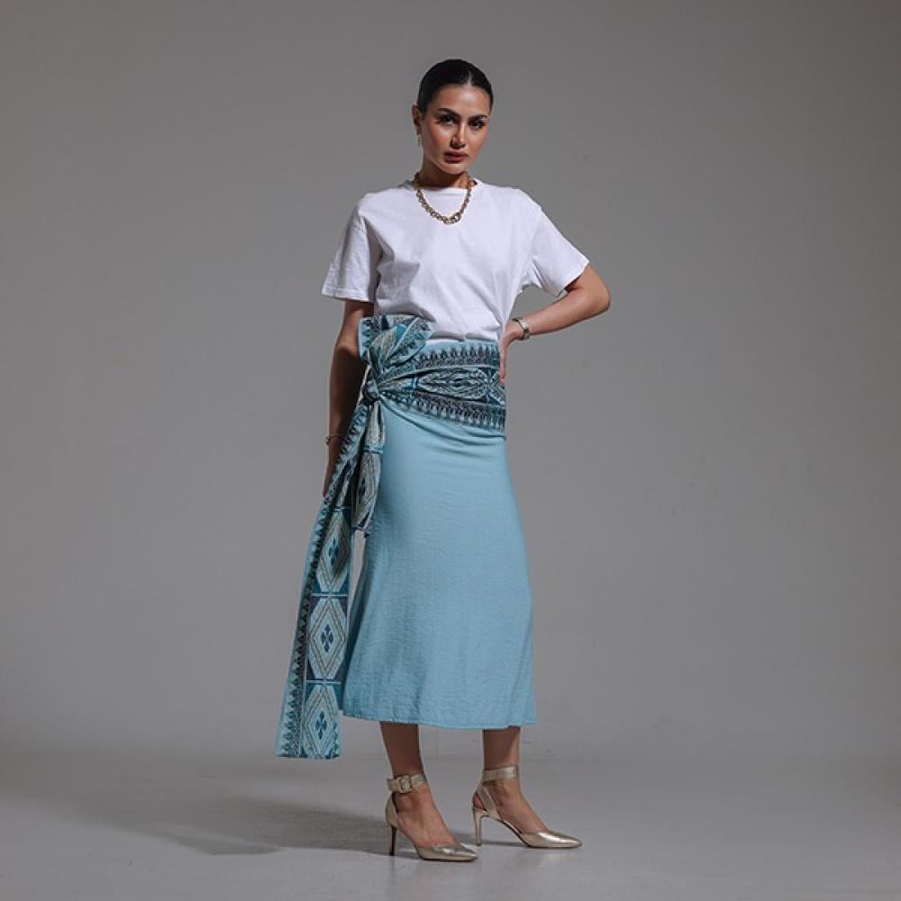 تنورة السهرة: تجسيد للجمال والرومانسية