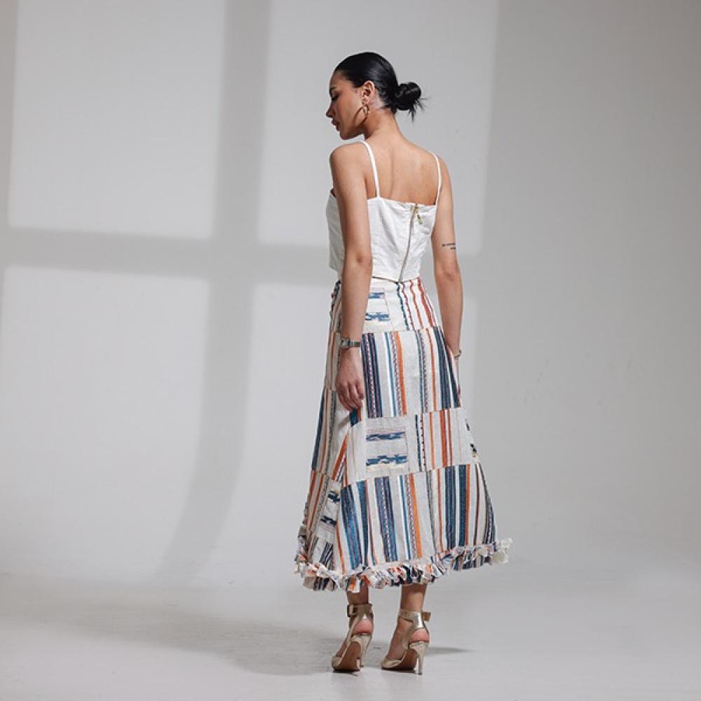 تنورة السهرة المتلألئة: لحظات لا تُنسى