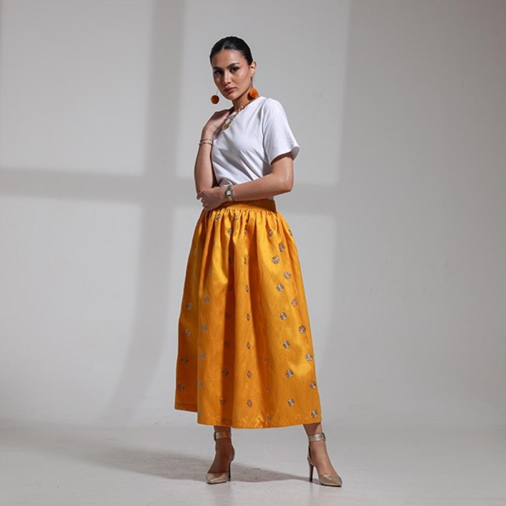 تنورة الربيع: احتفالية بالألوان والحيوية