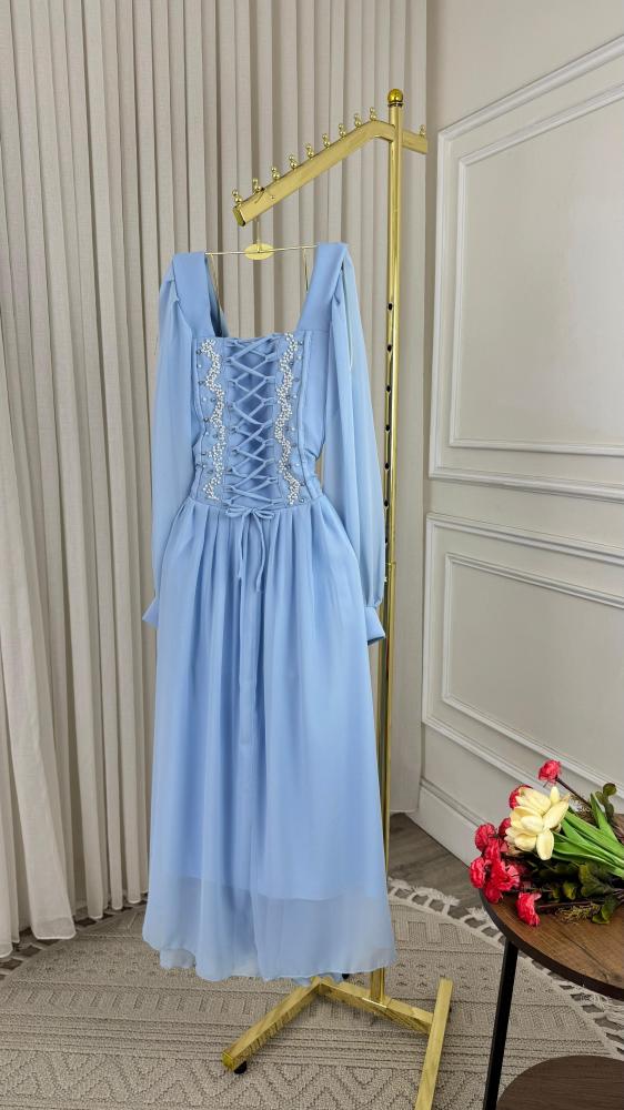 فستان سماوي ناعم بأكمام شفافة وتطريز خصر لؤلئي
