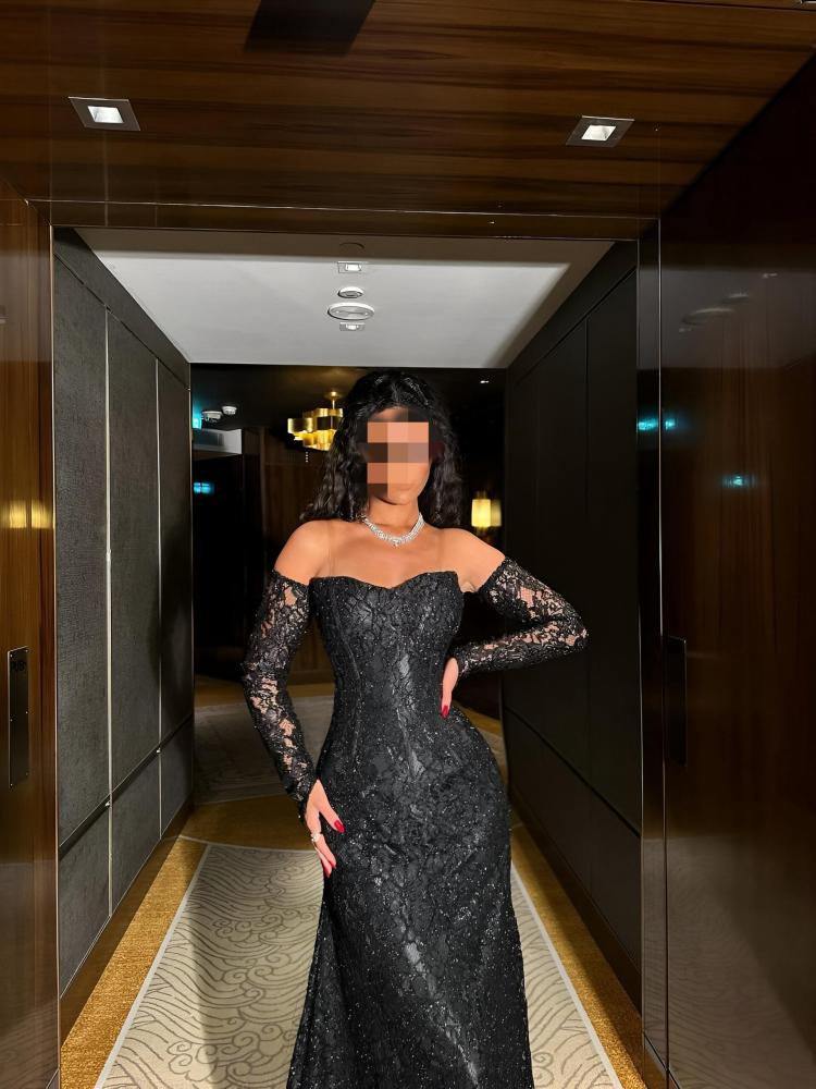 فستان سهرة أسود دانتيل بترتر وأكمام شفافة