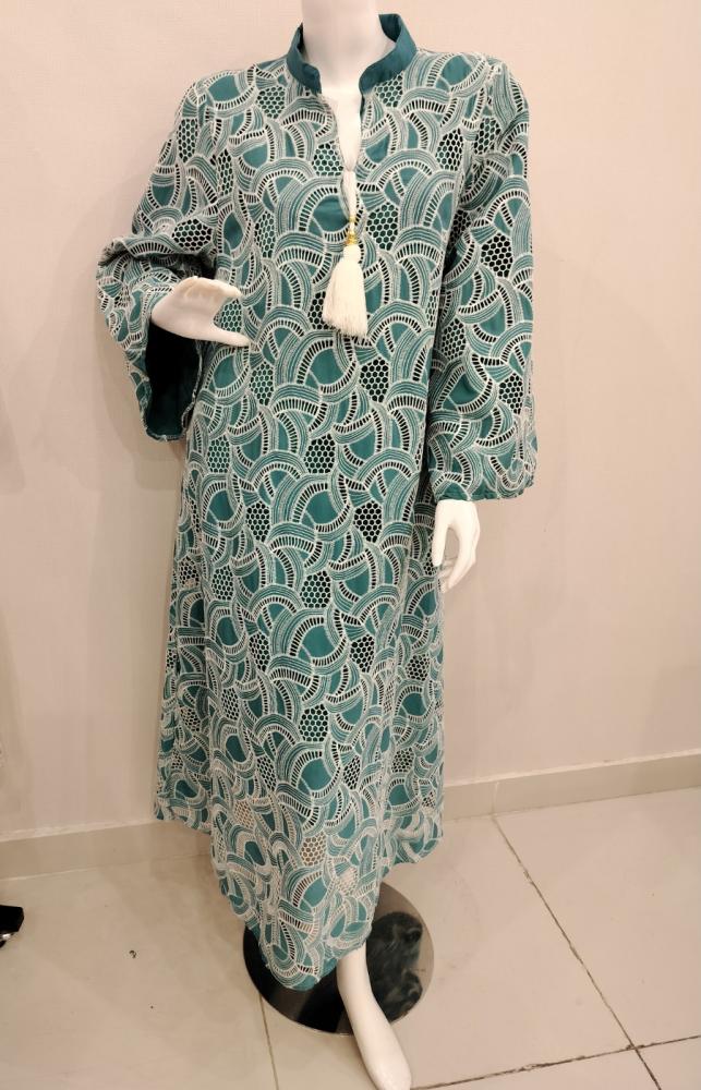 جلابية دانتيل خضراء بنقش هندسي وشرابة بيضاء