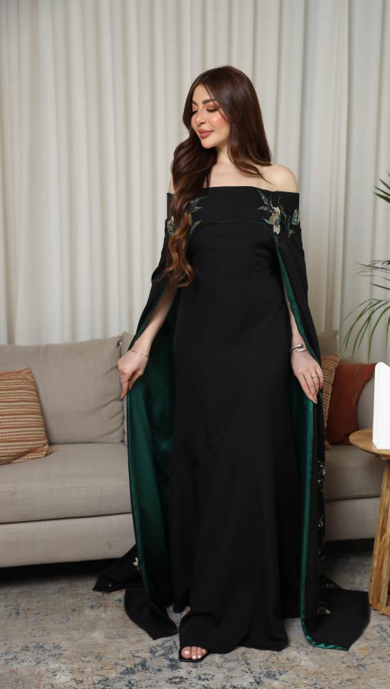 فستان سهره نسائي كريب على تفته ذيل  مطرز  لون اسود