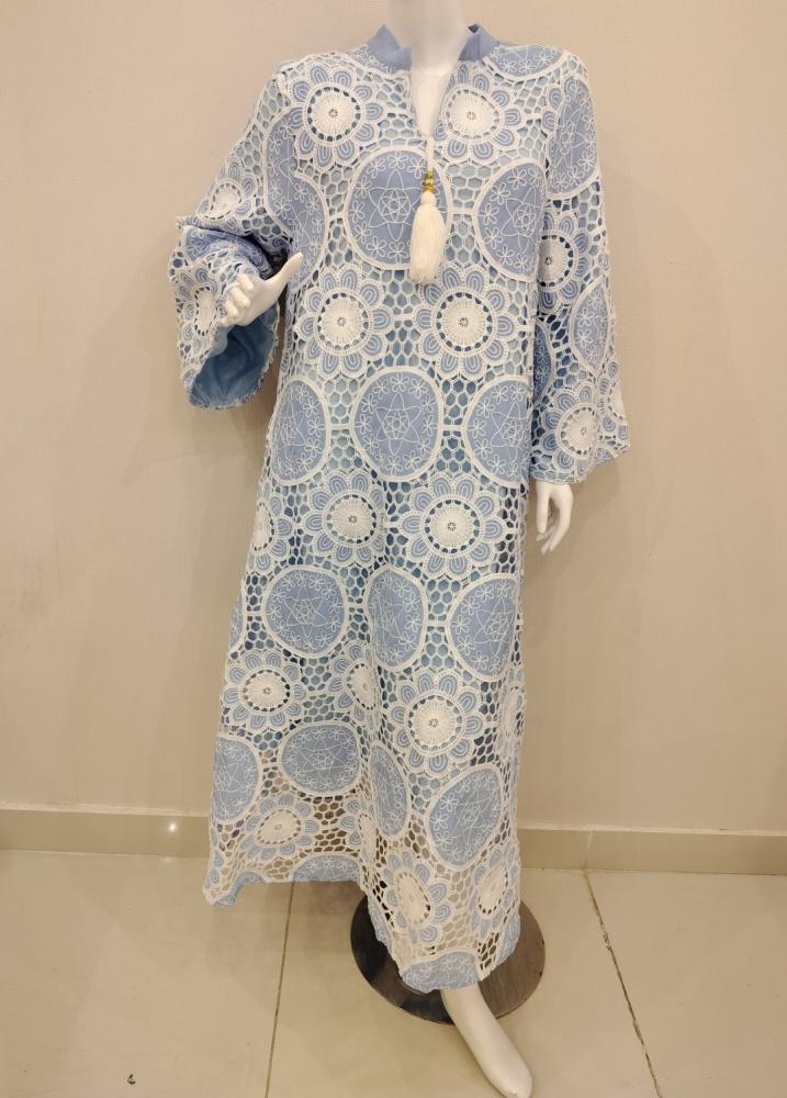 جلابية دانتيل زرقاء بتطريز دائري وكُريات بيضاء