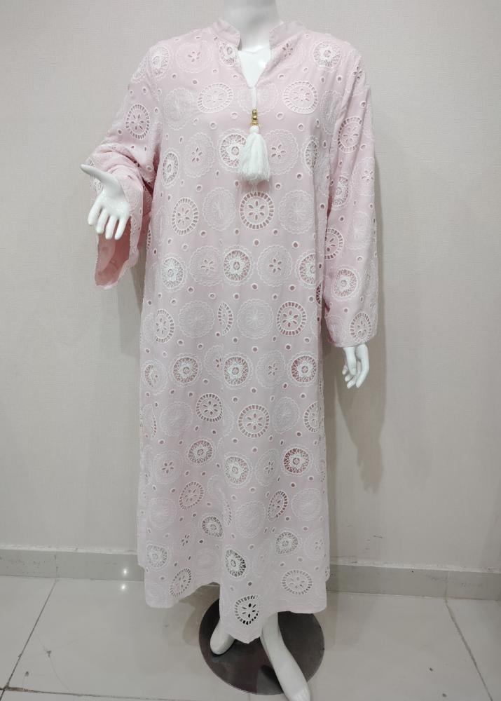 جلابية دانتيل وردية بتطريز دائري وشرابة بيضاء