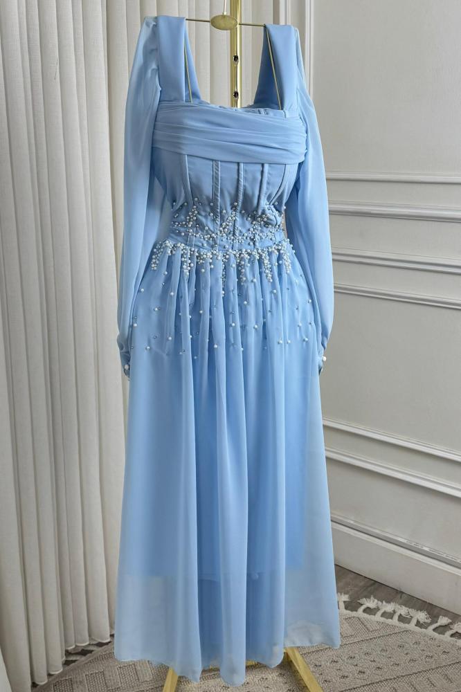 فستان سماوي ناعم بأكمام شفافة وتطريز خصر لؤلئي