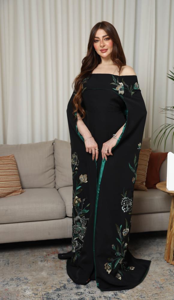 فستان سهره نسائي كريب على تفته ذيل  مطرز  لون اسود