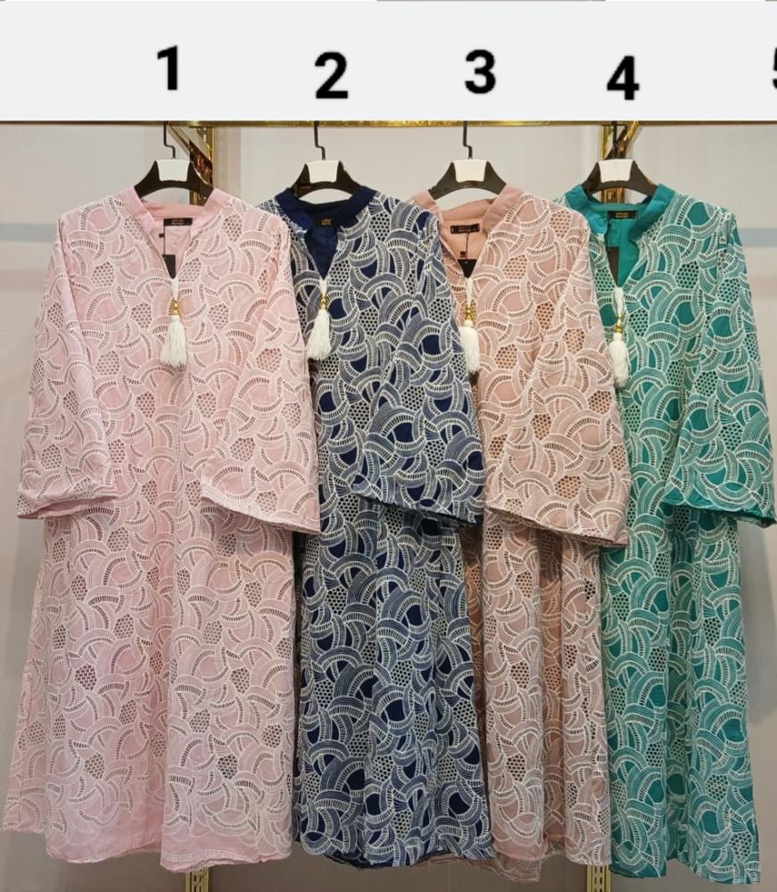 جلابية دانتيل خضراء بنقش هندسي وشرابة بيضاء