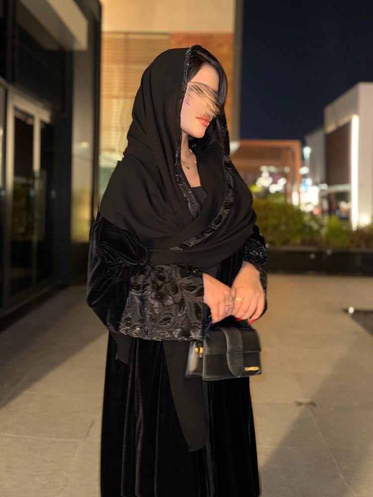 عباية مخمل بتدخيل مخمل مطرز ولامع-متجر رفاء