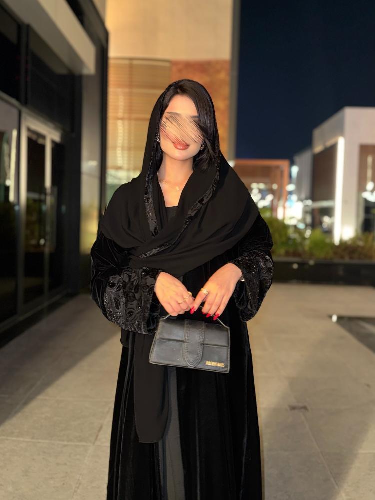 عباية مخمل بتدخيل مخمل مطرز ولامع-متجر رفاء