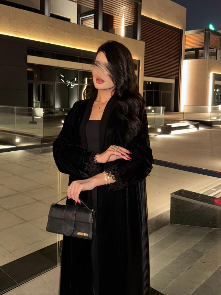 عباية مخمل مع تفتة مكسر من الخلف وكِلفه على الأكمام والخلف،-متجر رفاء