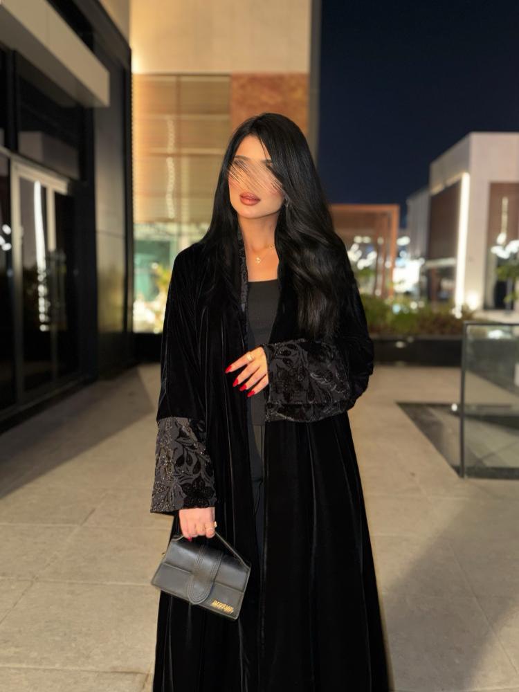 عباية مخمل بتدخيل مخمل مطرز ولامع-متجر رفاء