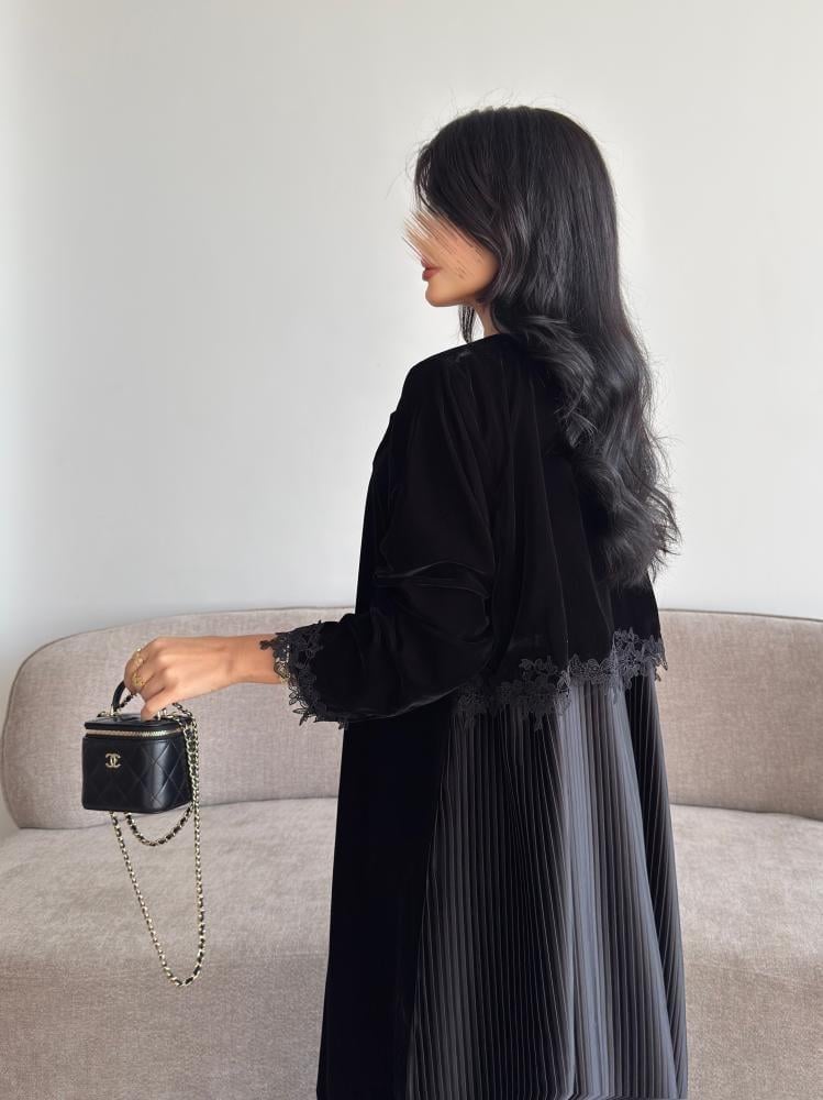 عباية مخمل مع تفتة مكسر من الخلف وكِلفه على الأكمام والخلف،-متجر رفاء