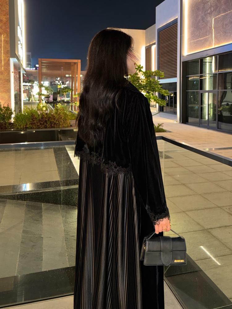 عباية مخمل مع تفتة مكسر من الخلف وكِلفه على الأكمام والخلف،-متجر رفاء