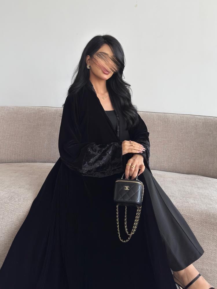 عباية مخمل بتدخيل مخمل مطرز ولامع-متجر رفاء