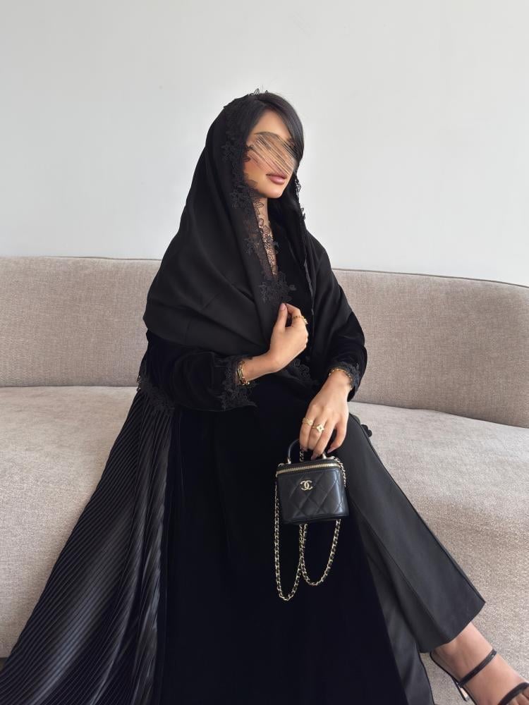 عباية مخمل مع تفتة مكسر من الخلف وكِلفه على الأكمام والخلف،-متجر رفاء