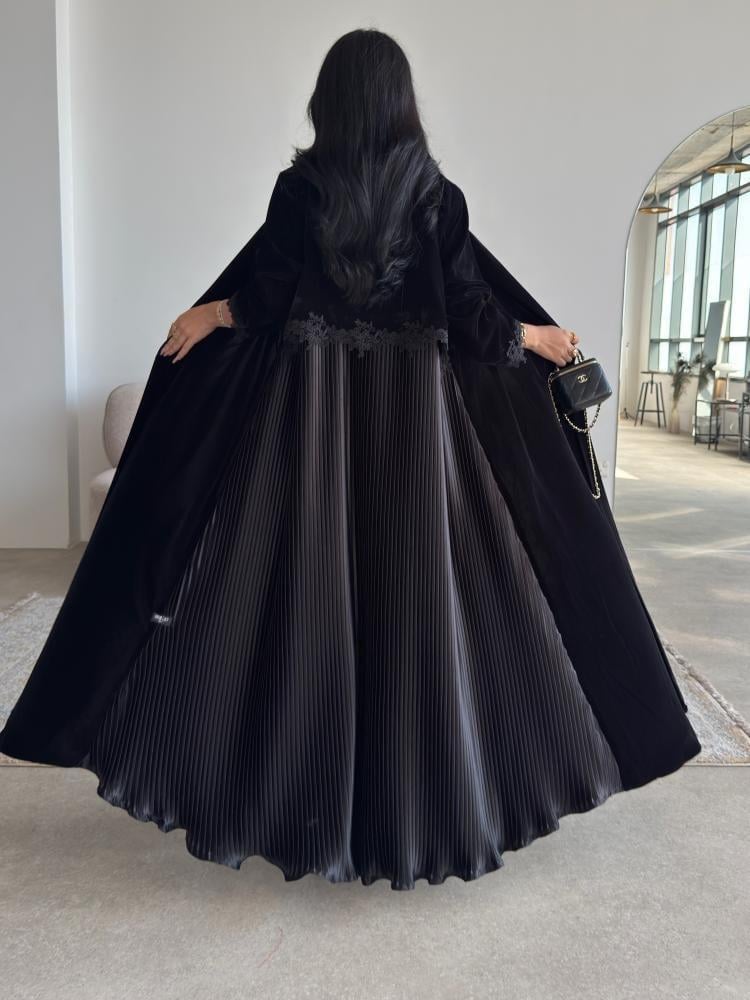 عباية مخمل مع تفتة مكسر من الخلف وكِلفه على الأكمام والخلف،-متجر رفاء