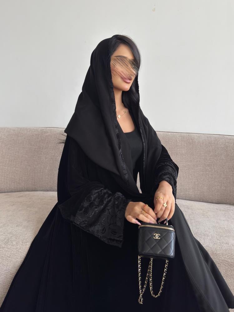 عباية مخمل بتدخيل مخمل مطرز ولامع-متجر رفاء