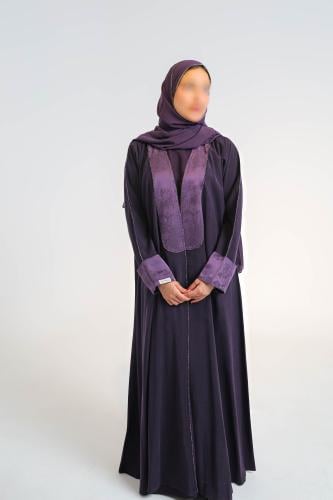 عبايه كريب مع تدخيلات قماش جاكار