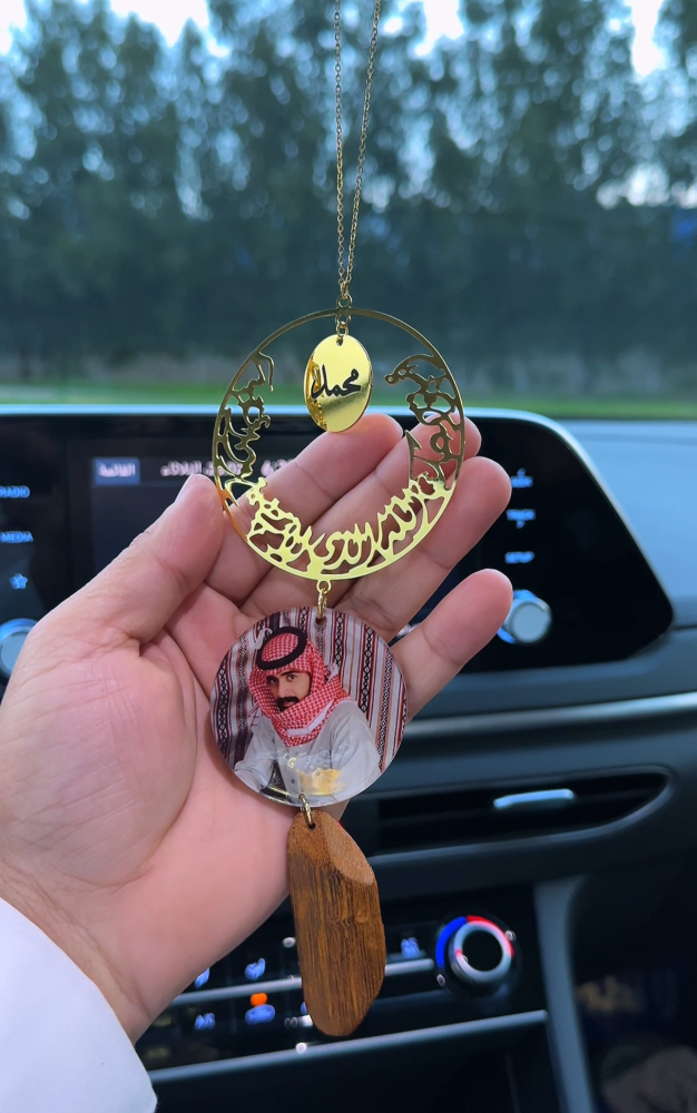 تعليقه بالاسم وصوره من تحب