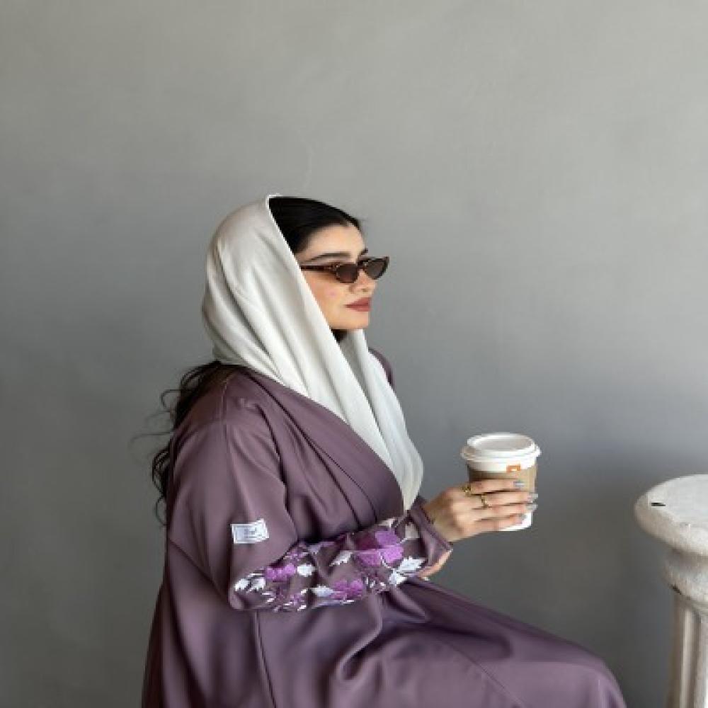 "أحدث صيحات العبايات لعام 2025: أناقة تجمع بين الفخامة والراحة من سايس آند ماس"