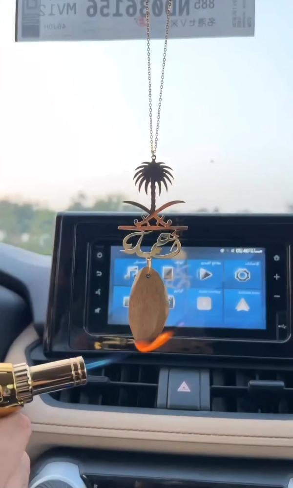 تعليقة سيارة سيفين ونخلة بالاسم