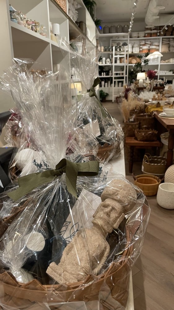 gift basket 4 - سلة هديه مغلفة جاهزة مكونه من ٥ قطع