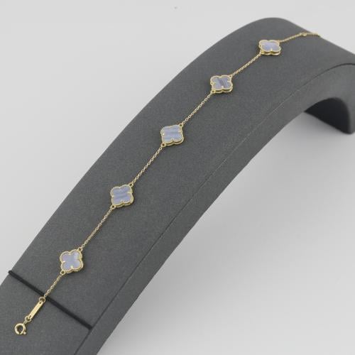 اسوارة ذهب خمس ازهار بيضاء عيار 18