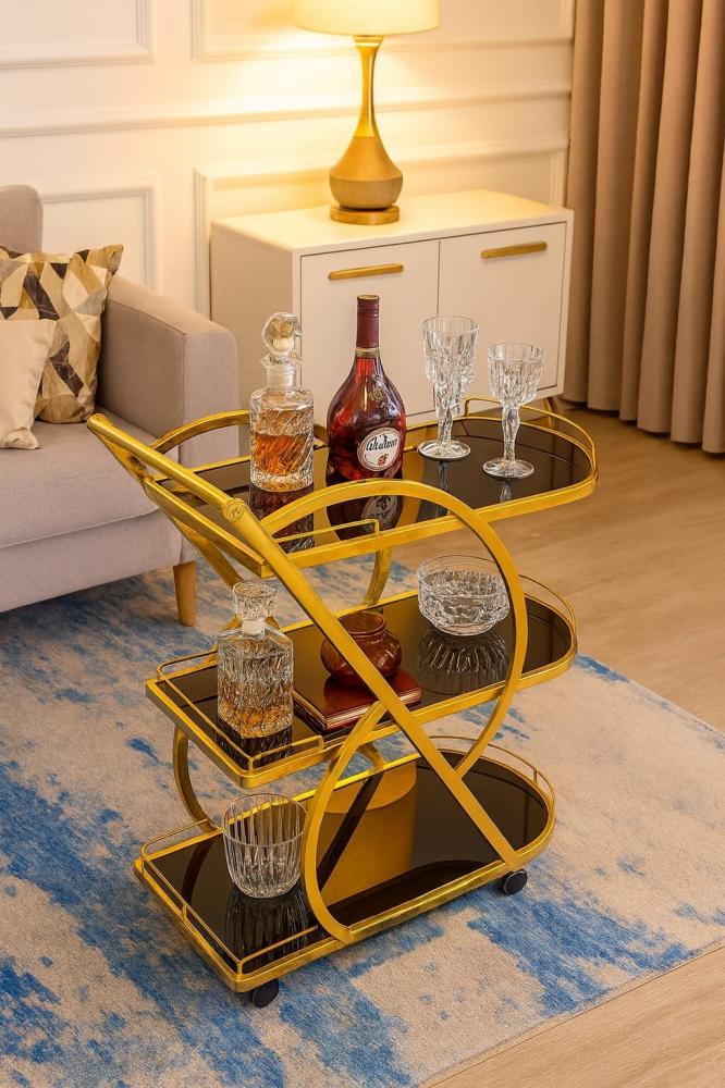 عربة تقديم فاخرة بثلاثة أدوار – أناقة الزجاج الأسود ولمعان الاستيل الذهبي