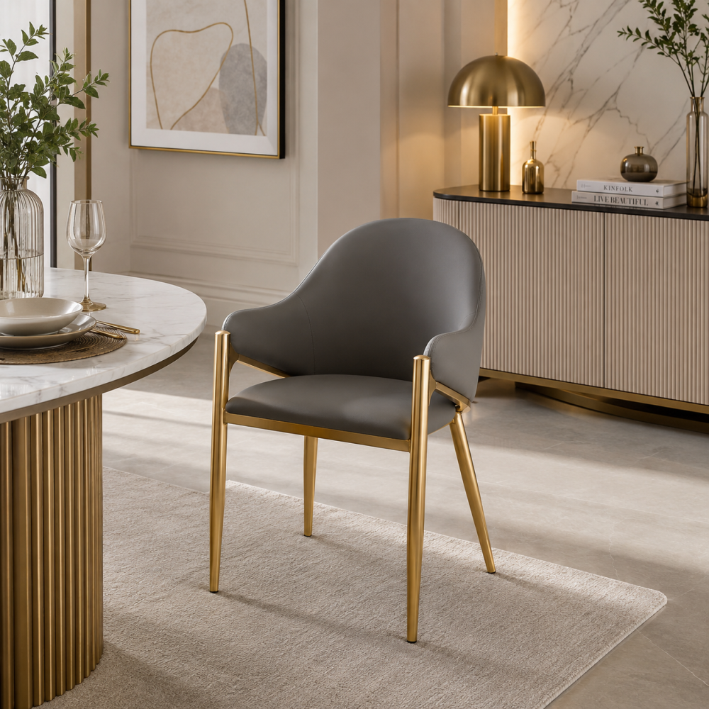 كرسي جلد باللون الرمادي