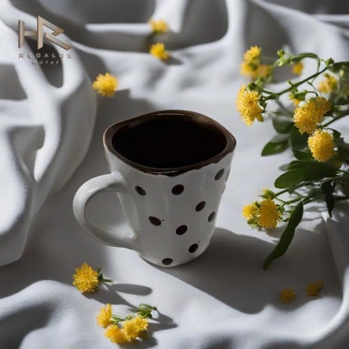 كوب ابيض منقط