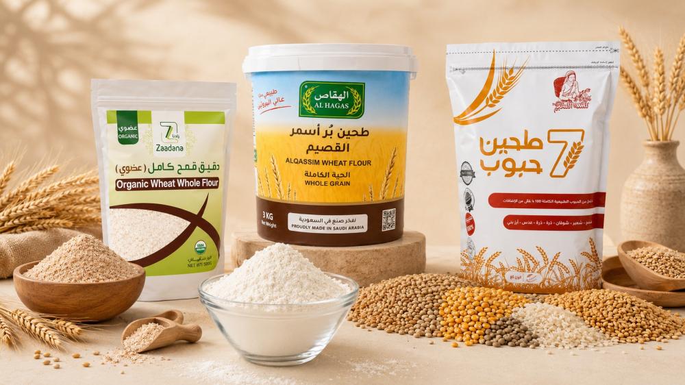 دقيق أسمر ودقيق أبيض بجانب خبز وكيك ومراصيع