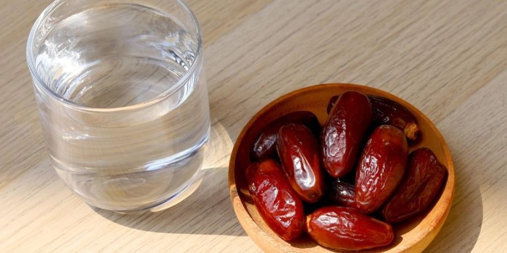 الصيام والماء: كم كوبا من الماء يجب شربه يوميًا في رمضان