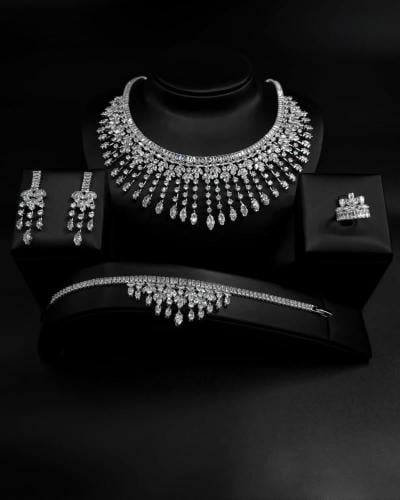 طقم انيق مطعم باستراسات