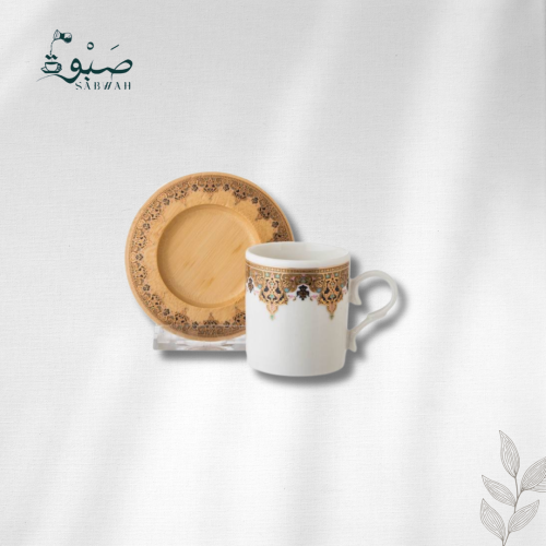 فنجان قهوة تركي منقوش مع صحن خشبي