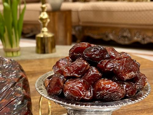 حلوة رميثية فاخرة (تعبئة يدوية) الوزن 3 كجم (تقريب...