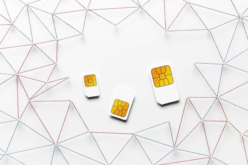 الفرق بين eSIM والشريحة الفعلية — وأيهما الأفضل في السعودية عام 2025؟