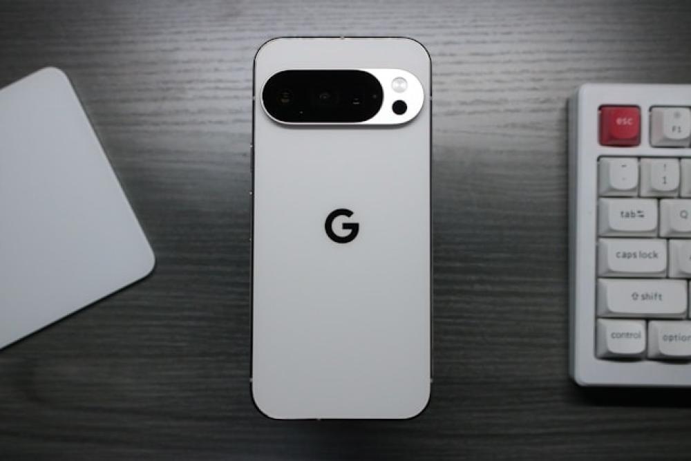 Google Pixel 10 Pro vs iPhone 17 Pro Max الذكاء الاصطناعي في مواجهة القوة التقليدية