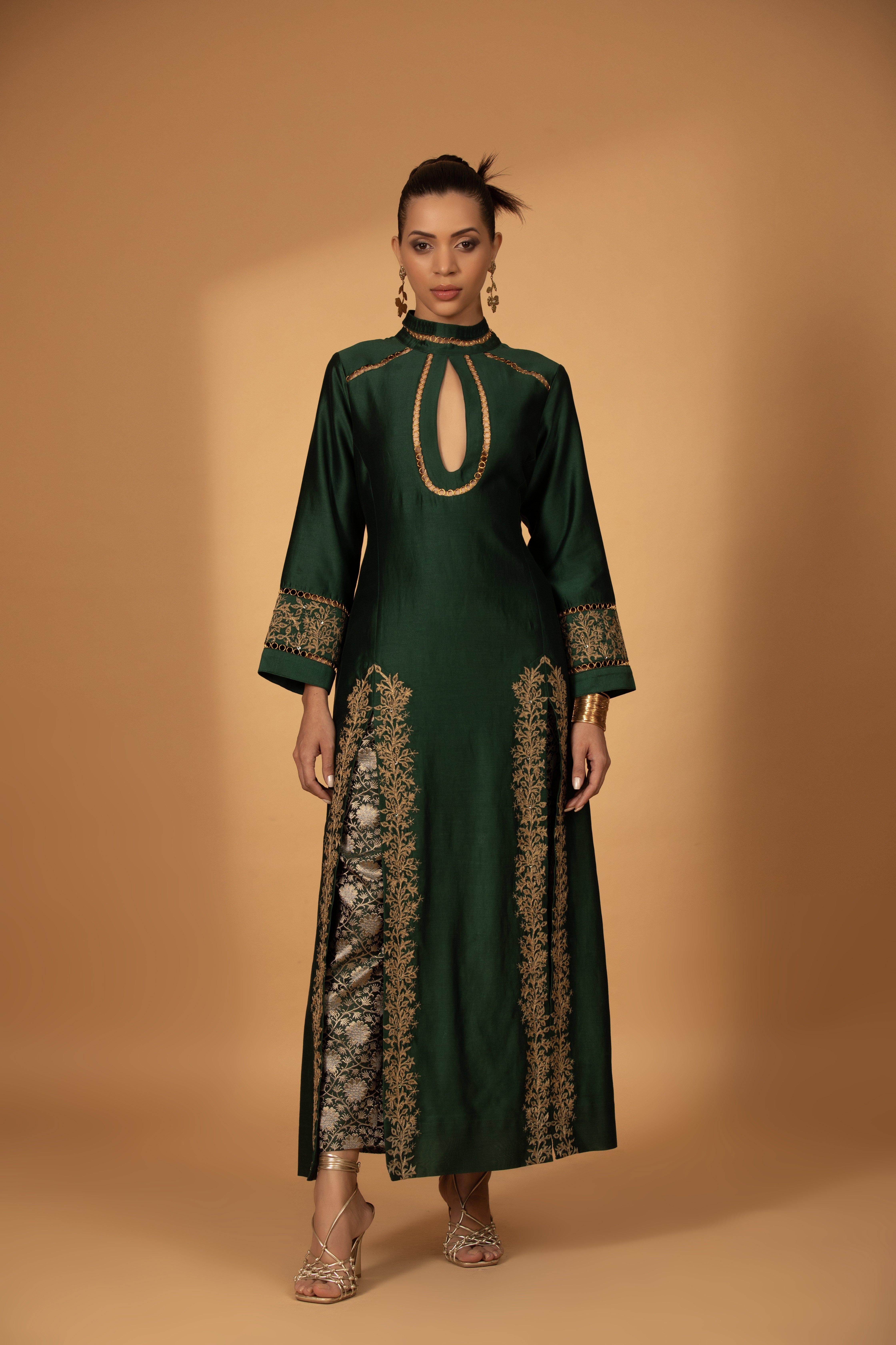 emerald green two piece dress Emerald Ruffle Evening Gown Command attention with this striking emerald two-piece evening gown, designed to blend modern couture with timeless Italian elegance. The sculpted asymmetric crop top features